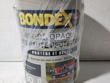un pot de peinture emballé dans du plastique, posé sur une table
