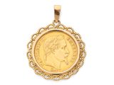 un gros plan d'un pendentif en forme de pièce d'or sur fond blanc