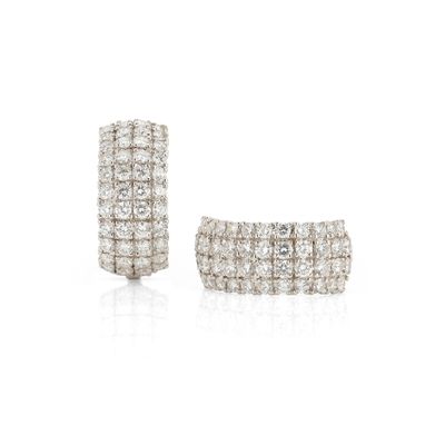 une image d'une paire de boucles d'oreilles en diamant sur fond blanc