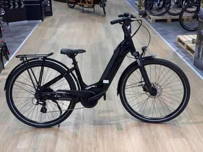 un vélo posé par terre dans un magasin
