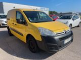 une camionnette jaune Citrole garée sur un parking à côté d'autres voitures