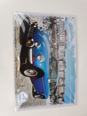 une photo d'une photo représentant une voiture bleue accrochée au mur