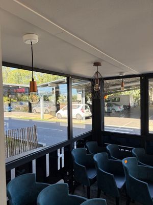 une pièce avec beaucoup de chaises bleues et une table