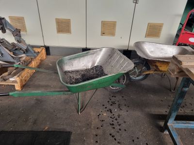 2 brouettes ** Retrait des lots impératif : - directement ap… - Photo 1