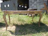 une table posée dans l'herbe près d'un bâtiment