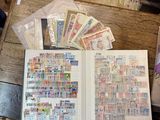 un livre avec des timbres, posé sur une table