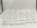 un grand nombre de verres à vin posés sur une table