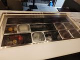 un plateau de nourriture posé sur une table