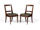 deux chaises en bois dont les assises sont recouvertes d'un tissu à motif zébré