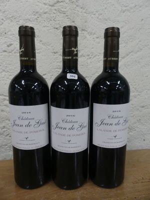 trois bouteilles de vin posées sur une table en bois