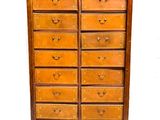 une grande armoire en bois surmontée de nombreux tiroirs