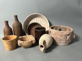 plusieurs types de poteries différentes sur une table