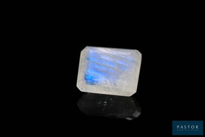 une pierre blanche et bleue sur fond noir
