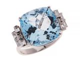 une image représentant une bague sertie d'une topaze bleue et de diamants, sur fond blanc