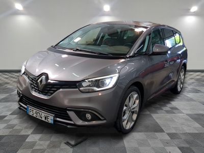la voiture grise est garée sur un sol en damier dans le garage