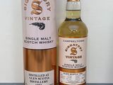 La bouteille de whisky single malt se trouve à côté de la boîte