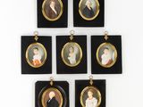 six portraits miniatures de personnes sont accrochés à un mur