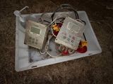 deux appareils électroniques posés par terre