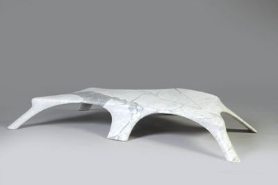 un gros plan sur une sculpture représentant une tête de vache posée sur une table