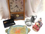 une horloge, un plateau et d'autres objets posés sur une table