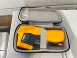 un outil jaune et noir rangé dans un étui posé sur une table