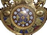 une horloge exposée sur un fond blanc