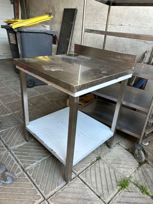 une table posée sur un chariot au sol