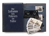 un livre avec des photos de personnes et une paire de lunettes
