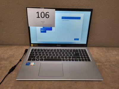 un ordinateur portable ouvert posé sur une table à côté d'un chargeur