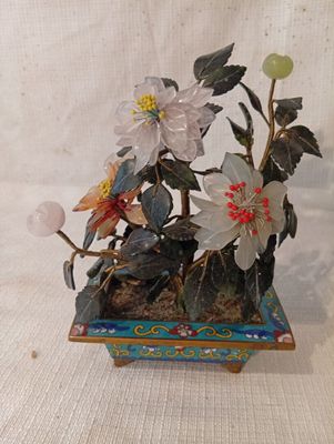 un petit vase contenant des fleurs, posé sur une table