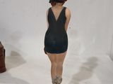 une statue représentant une femme en maillot de bain et portant un chapeau