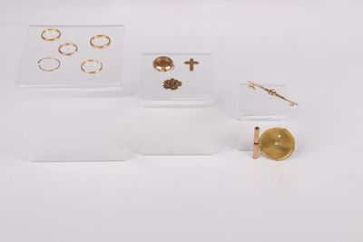 trois bijoux posés sur une surface blanche