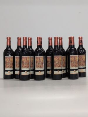 six bouteilles de vin sont alignées sur une table