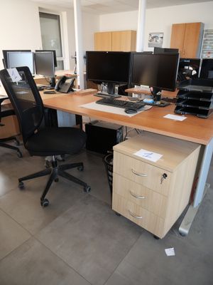 Un bureau mélaminé avec son caisson et fauteuil tissus, en l…