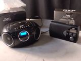 une petite table sur laquelle se trouvent une radio et d'autres objets