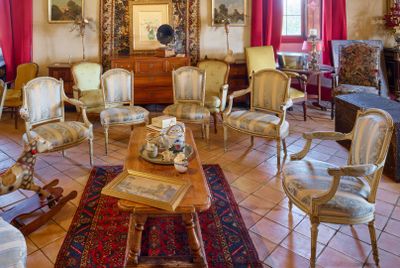 une pièce avec beaucoup de chaises et une table