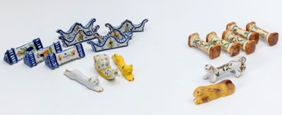 un grand nombre de petites figurines posées sur une table