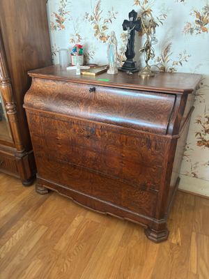 a wooden chest with a lamp on top of it
