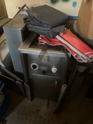une pile de vêtements posée sur une armoire métallique