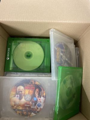 une boîte contenant de nombreux CD