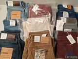 plusieurs paires de jeans pour homme posées sur une table