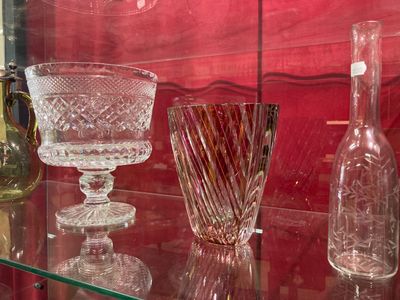de nombreux vases en verre exposés dans une vitrine