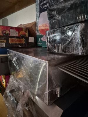 une boîte de nourriture posée sur une étagère dans un magasin