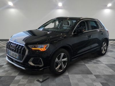 un SUV Audi noir garé sur un sol à damier dans un showroom