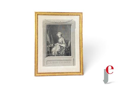 une vieille photo représentant une femme assise sur une chaise, dans un cadre doré