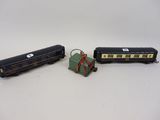 Deux petits trains sont posés l'un à côté de l'autre sur une surface blanche.