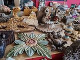 une table sur laquelle sont disposés de nombreux objets décoratifs