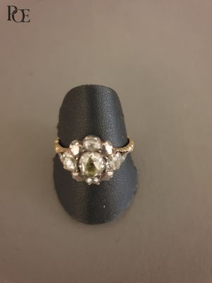une photo d'une bague en diamant posée sur un présentoir à bagues