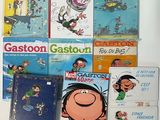 plusieurs livres pour enfants sont alignés sur une surface blanche