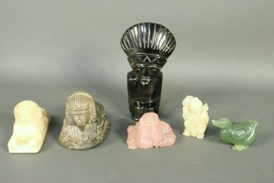 cinq types de pierres différents et un vase posé sur une table